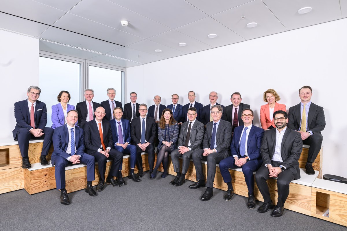 Bei seiner 1. Sitzung hat das Finanzplatzkabinett bestehend aus Vertretern aus Politik + Wirtschaft, u.a. ein Policy Paper zur Stärkung des Finanzplatzes vorgelegt➡️ t.ly/hgT-z Mit dabei: DZ BANK CEO C. Riese. Eine wichtige Initiative von <a href="/BorisRhein_cdu/">Boris Rhein</a> + <a href="/El_KaWeh_/">Kaweh Mansoori</a>