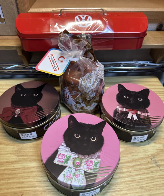 今年もバレンタイン&お超絶素敵な祝いイラスト有難う御座います…!所沢さん宛にいまだに送ってくださって…!(彼は今頃新たな誰かに殴り方教えてたりしてそうです笑お祝いイラスト、大切に飾らせて頂きます…!チョコも仕事のお供に頂きます 