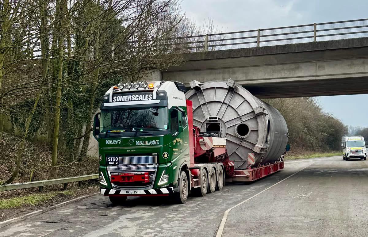 CrossroadsTruck's tweet image. Silo transported from Grimsby to Scarborough by the team at Somerscales Heavy Haulage.

Whilst not very heavy (18t), the 5m diameter made it necessary to use a high load route. 

Thanks to John for allowing us to use the images. 

#johnsomerscales #heavytransport