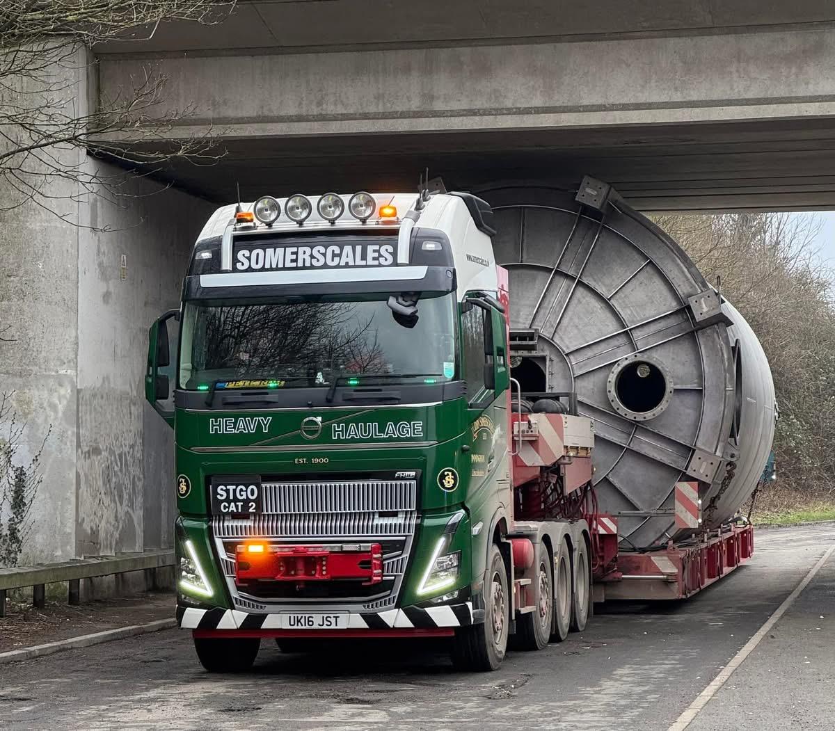 CrossroadsTruck's tweet image. Silo transported from Grimsby to Scarborough by the team at Somerscales Heavy Haulage.

Whilst not very heavy (18t), the 5m diameter made it necessary to use a high load route. 

Thanks to John for allowing us to use the images. 

#johnsomerscales #heavytransport