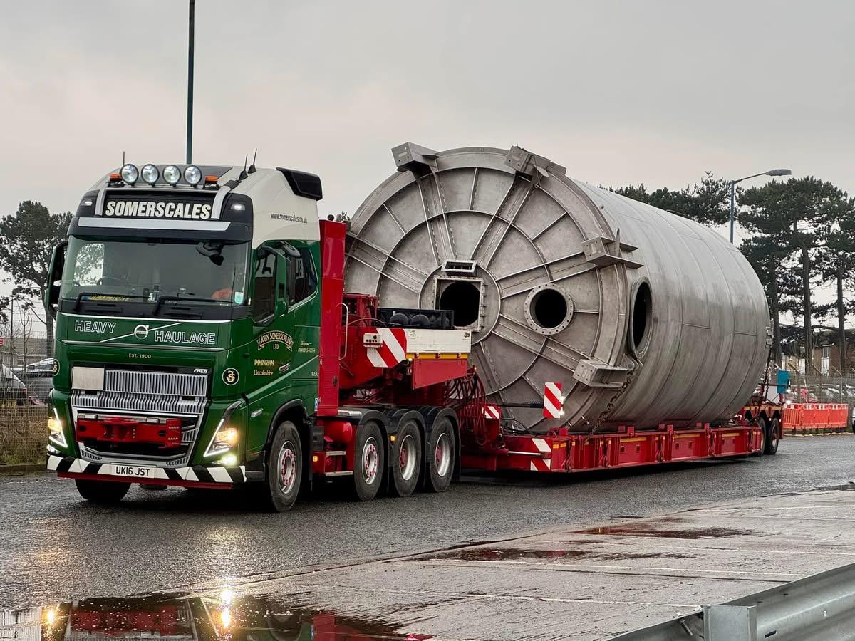 CrossroadsTruck's tweet image. Silo transported from Grimsby to Scarborough by the team at Somerscales Heavy Haulage.

Whilst not very heavy (18t), the 5m diameter made it necessary to use a high load route. 

Thanks to John for allowing us to use the images. 

#johnsomerscales #heavytransport