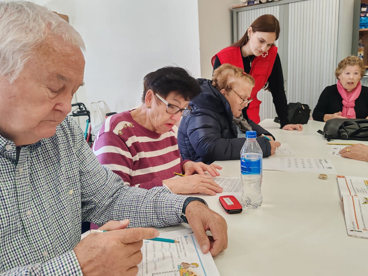 CruzRojaSevilla's tweet photo. En Cruz Roja, sabemos la importancia de la fuerza del grupo. Por eso, dentro del proyecto 'Atención a personas en situación de soledad no deseada: cerca de mí', lanzamos un taller que busca conectar, apoyar y estimular a los #mayores de #CRUtrera.
Financia: @AndaluciaJunta https://t.co/uYid4ga9vY