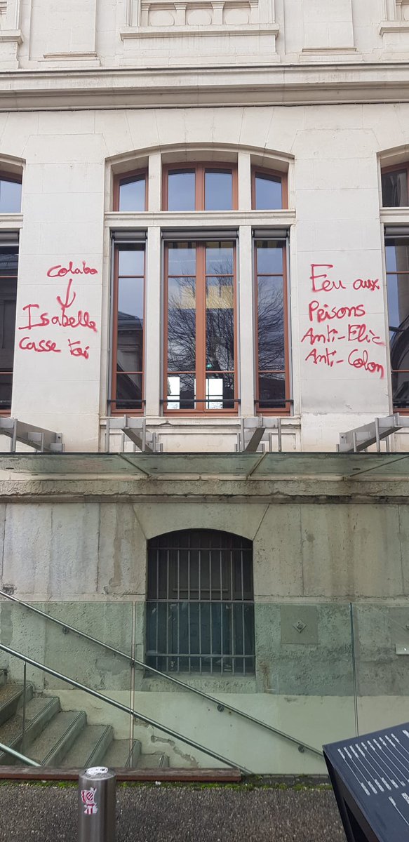 uni_lyon's tweet photo. Lyon 2 a été couverte de tags appelant au meurtre de policiers, de la Présidente de l’Université et même du Premier ministre.

L’UNI est aussi citée comme une cible à abattre.  

L’extrême-gauche tente de faire taire toute opposition par la violence.

Expulsons les responsables. https://t.co/W0iFjbcKRQ