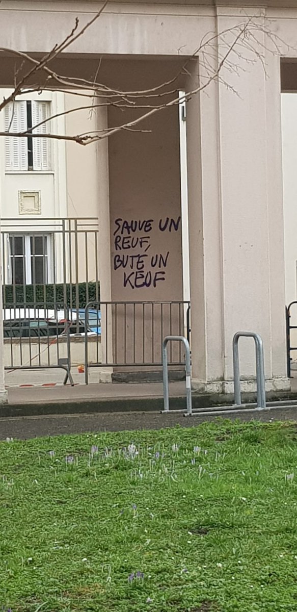 uni_lyon's tweet photo. Lyon 2 a été couverte de tags appelant au meurtre de policiers, de la Présidente de l’Université et même du Premier ministre.

L’UNI est aussi citée comme une cible à abattre.  

L’extrême-gauche tente de faire taire toute opposition par la violence.

Expulsons les responsables. https://t.co/W0iFjbcKRQ