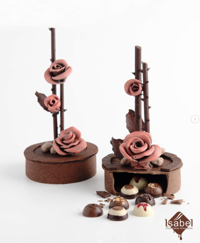 El amor sabe a chocolate
Por eso, creamos algo muy especial para 💘 San Valentín: nuestras Flores de Chocolate artesanal. 🌸🍫

Cada una está elaborada a mano, pétalo a pétalo, 
Y como el amor también es sorpresa, la base de cada una guarda un pequeño tesoro: nuestros Bombones