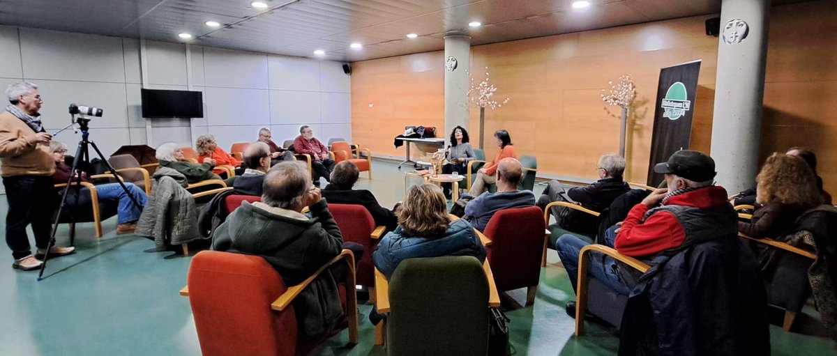 Gràcies a Martha Cecilia Cedeño @marlunaria per compartir amb nosaltres la seva antologia poètica i experiències viscudes, va ser tot un regal. Gràcies a la @bibliobellvitge per oferir-nos el seu acollidor espai. 
#donesreferentslh #cultura #poesia #bibliotequeslh