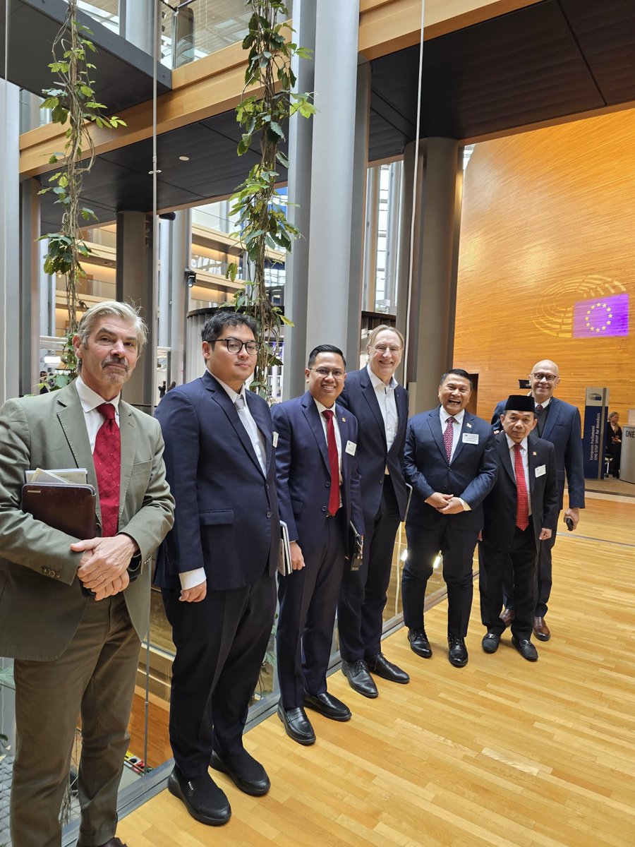 EPinASEAN's tweet photo. 🇮🇩🇪🇺 Visiting the European Parliament this week, a delegation from Indonesia's @DPR_RI - led by Dr Mardani Ali Sera - met with Vice-President @martinhojsik as well as with @berndlange and leading @EP_Trade members. The discussions will continue in Jakarta in April! https://t.co/ltHcqZRZ2T