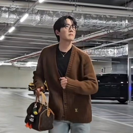 vhopebot's tweet photo. a cutie in his cardigan and specs https://t.co/u6mac8vvl8