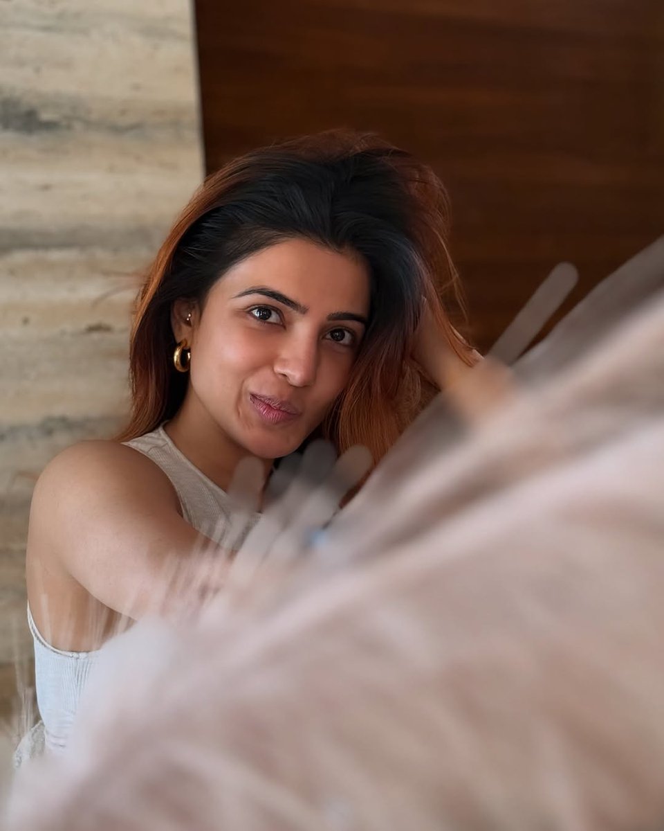 telugufilmnagar's tweet photo. Quirky, cute and effortlessly charming... just @Samanthaprabhu2 things!!💗🤍

#Samantha #Bangaram #TeluguFilmNagar https://t.co/QD0klkJEsx