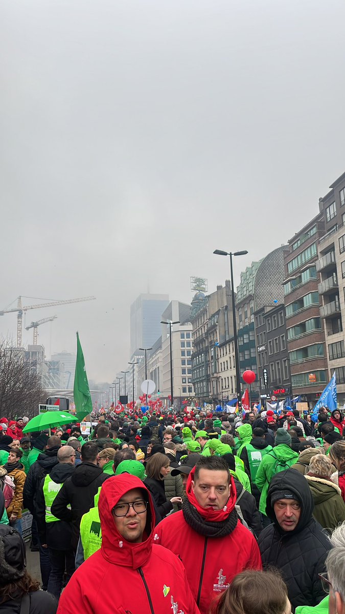 Iedereen wordt door de splinterbom van Arizona geraakt. Vandaag wordt de bezorgdheid van velen door deze 100000 mensen tot uiting gebracht. Laat jullie niets wijsmaken : ze zitten in ieders portefeuille. Die van nu en die van later !!