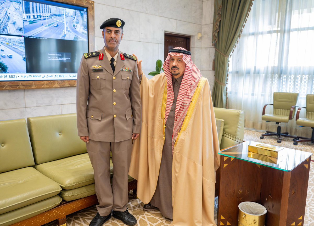 سمو أمير منطقة #الرياض يقلّد عددًا من الضباط رتبهم الجديدة.
riyadh.gov.sa/#/home/news-de…

#إمارة_الرياض