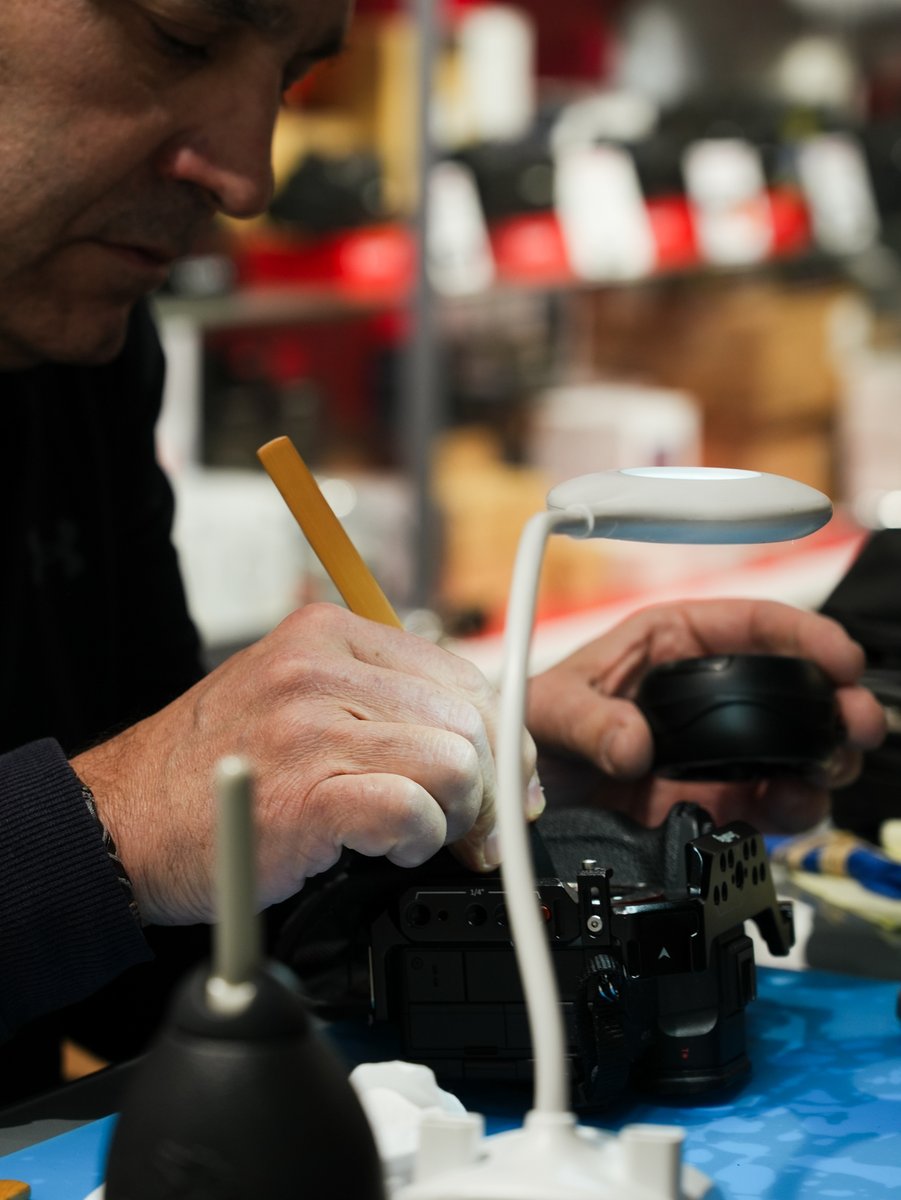 Esta podía ser tu cámara Sony recibiendo una limpieza de sensor totalmente GRATUITA, pero no quieres pasarte hoy por nuestra tienda 🤷 #fotok #limpiezadesensor #fotografia