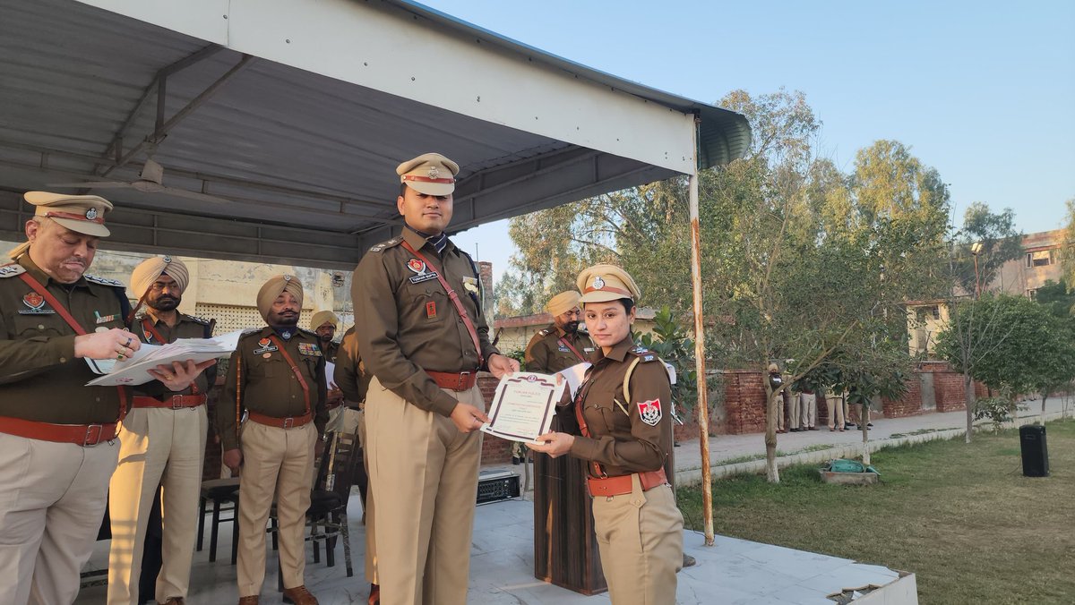MuktsarPolice's tweet image. After the parade, the SSP of Sri Muktsar Sahib honored police officers and personnel who performed their duties with dedication and diligence. The honorees received the DGP Disc, certificates, and cash awards to boost their morale. 

#GeneralParade