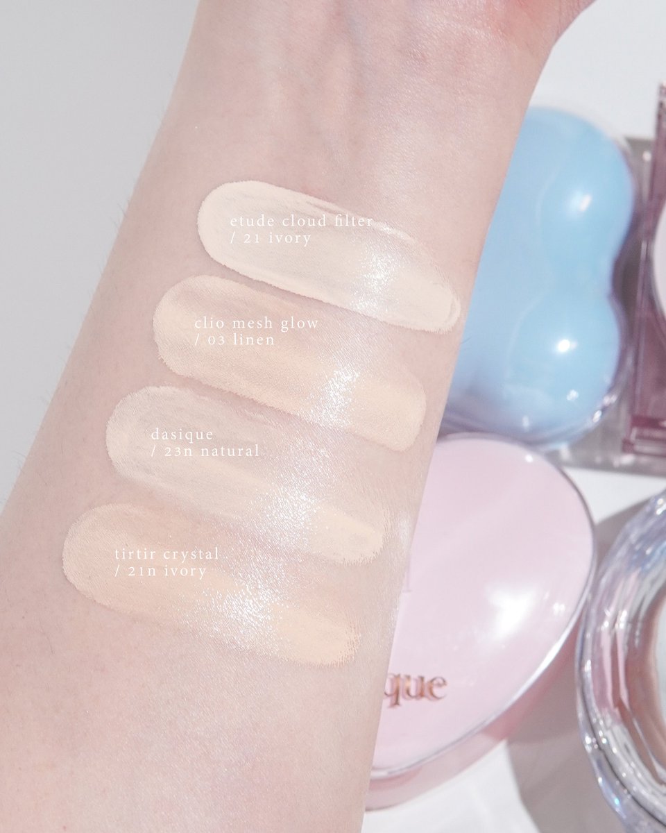 talachhh's tweet photo. สวอชเทียบเฉดคุชชั่น etude ใหม่ cloud filter ☁️

เฉดที่มีเป็นสีขาวเลยย 21 ivory แต่!! เนื้อบางพอๆกับ dasique ใช้ลงทั่วๆหน้าให้กลืนกับสีผิวดี ปกติใช้ 23 ตลอด(clio 03 พอดีเป๊ะ) ใช้ตัวนี้รอดแต่ขาวสว่างขึ้น 1 ระดับเฉยๆ🫶🏻 https://t.co/NAKl2qH5lH