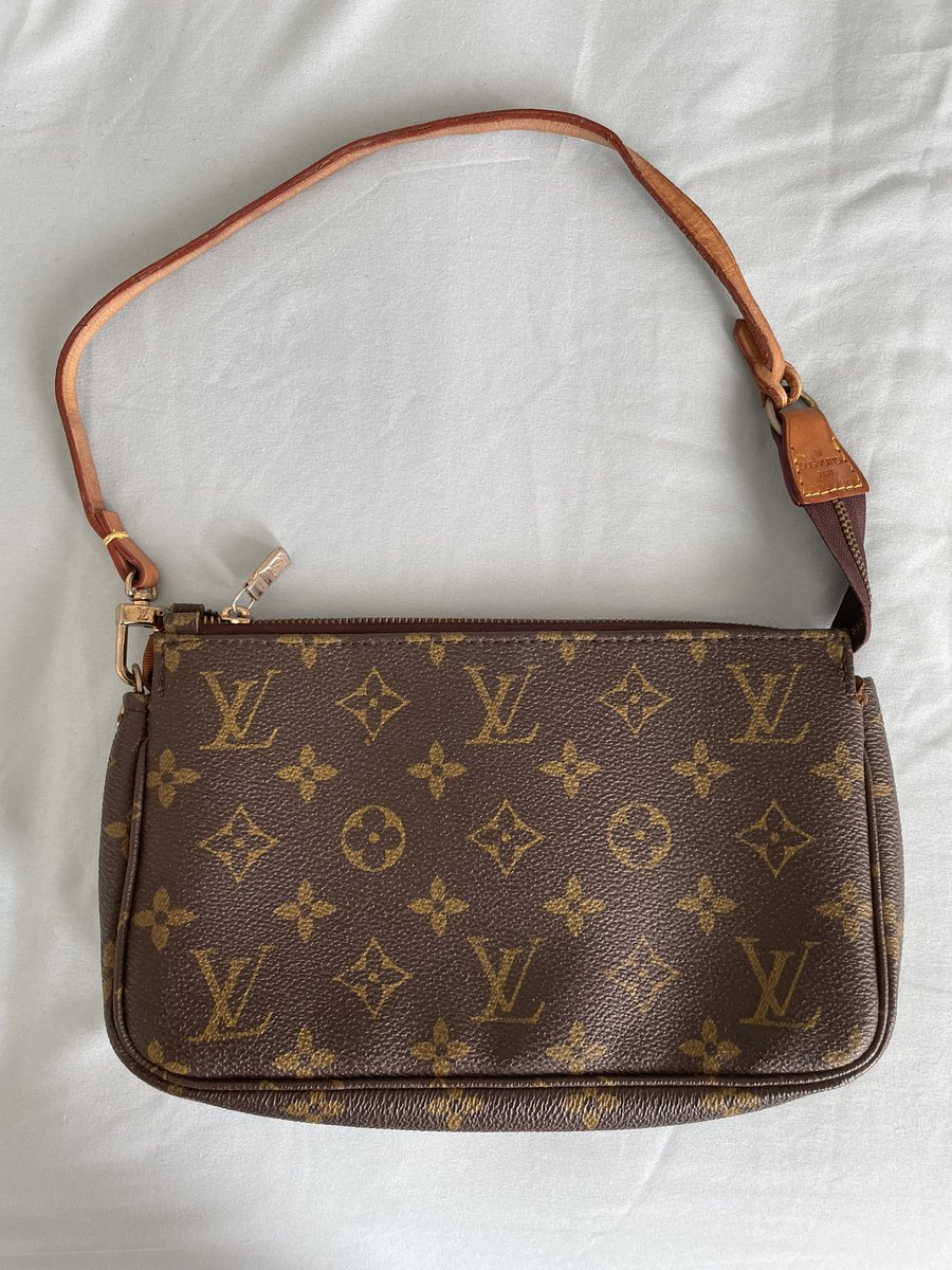 suchapizi's tweet photo. Wts lv shoulder bag‼️

- Barang thrift 
- Kondisinya muluss pokoknya ga nyesel

💸 265k bisa nego!!
Bisa co shopee 💘 

#prelovedsemarang #prelovedbag #prelovedsmg #thrift
#prelovedunidip #wts #prelovedunnes 
#zonauang #Zonajajan https://t.co/g1CkqJMAQw