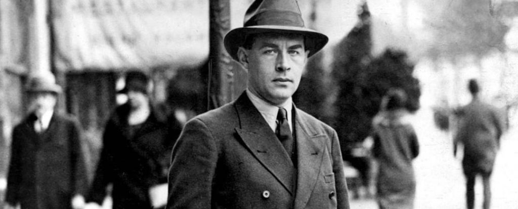 Перечитываю Ремарка. Вспомнилось. В январе 1933 г. он был вынужден уехать из родной Германии. В мае того же года показательно сжигали его книги. В 1938 г. лишили немецкого гражданства... А в 1967 г. наградили орденом за заслуги перед ФРГ. Спираль времен.