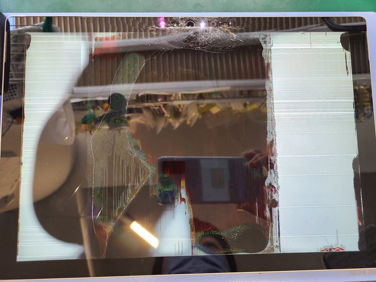 smartmax_repair's tweet image. #SurfacePro5 #model1796
ディスプレイ割れ交換修理のご依頼です！いつも当店をご利用頂き誠にありがとうございます🙇🙇‍♀️
タブレット使用時に、落下させてしまい、表示出来なくなったとの事😵💦
起動はしていた為、新品ディスプレイに交換する事で無事に修理完了です✨
#タブレットまっくす
#修理
#即日