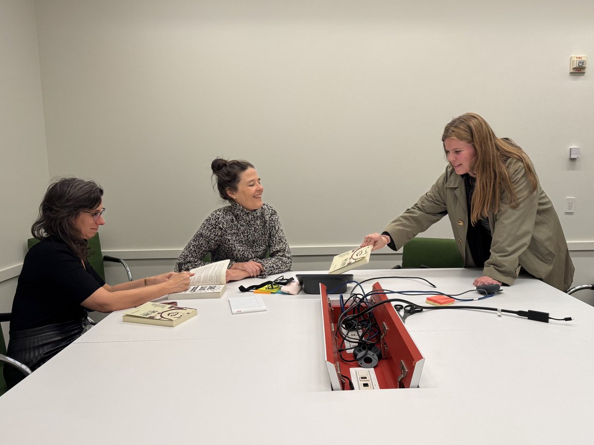 Mi yo de 10 años está en algún lugar chillando con esta visita al New York Times y el ratito con <a href="/jodikantor/">Jodi Kantor</a> y <a href="/mega2e/">megan twohey</a>. 

Larga vida al K.O. ❤️