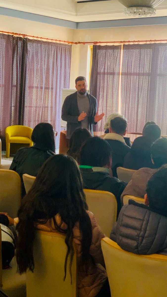 "Io prometto di insegnare, tu prometti di imparare".
Ieri è stata una giornata ricca di emozioni e insegnamenti, con le classi quinte di Sala e Accoglienza dell'istituto Alberghiero di Vico Equense. 
Un ringraziamento speciale a Francesco Monti e Adolfo Acampora. <a href="/federalberghi/">federalberghi 🇮🇹 🇪🇺</a>