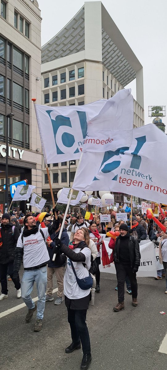 Heidi Degerickx van <a href="/netwerktegenarm/">netwerktegenarmoede</a>  en Maria van <a href="/MvM_Aalst/">Vierdewereldgroep Mensen voor Mensen</a>  vertolken stem van meest kwetsbaren die zwaar getroffen worden dr nieuwe federaal #regeerakkoord.

SLOOP ONZE KOOPKRACHT NIET!🔨

Luister vanmiddag nr <a href="/radio1be/">Radio 1</a> 1 
<a href="/vrtnws/">VRT NWS</a>  
#arizonacoalitie 
#koopkracht 
#SLOOPkracht