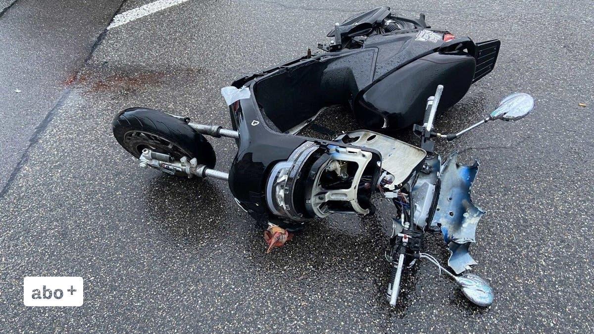 AargauerZeitung (@aargauerzeitung) on Twitter photo Schockmoment an Kreuzung: «Diesen Knall kann ich zeitlebens nicht vergessen» – E-Roller-Fahrer bei Kollision schwer verletzt aargauerzeitung.ch/aargau/freiamt… Schockmoment an Kreuzung: «Diesen Knall kann ich zeitlebens nicht vergessen» – E-Roller-Fahrer bei Kollision schwer verletzt aargauerzeitung.ch/aargau/freiamt…