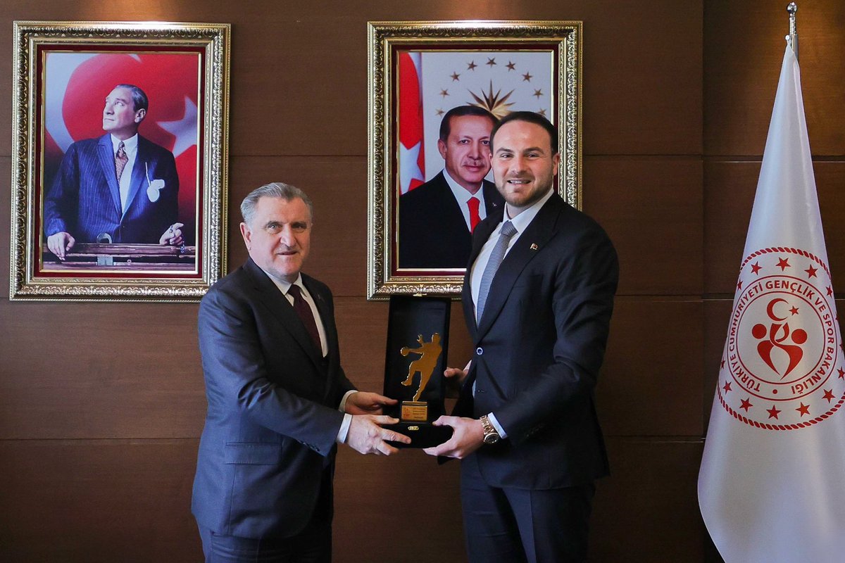 THF Başkanı Mesut Çebi, Gençlik ve Spor Bakanı Dr. Osman Aşkın Bak'ı makamında ziyaret etti. Başkan Çebi, Bakan Bak'a hentbola olan desteklerinden dolayı teşekkür ederken, kendisine plaket takdim etti.