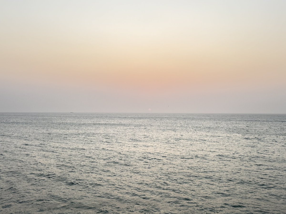 Il y a des moments de nécessaire méditation dans le silence des cœurs agités. L'âme est alors tranquille. Les passions tristes le cèdent à la joie d'être serein : regarder les horizons ensoleillés et y ramasser des éclats de lumière pour éclairer nos jours moroses