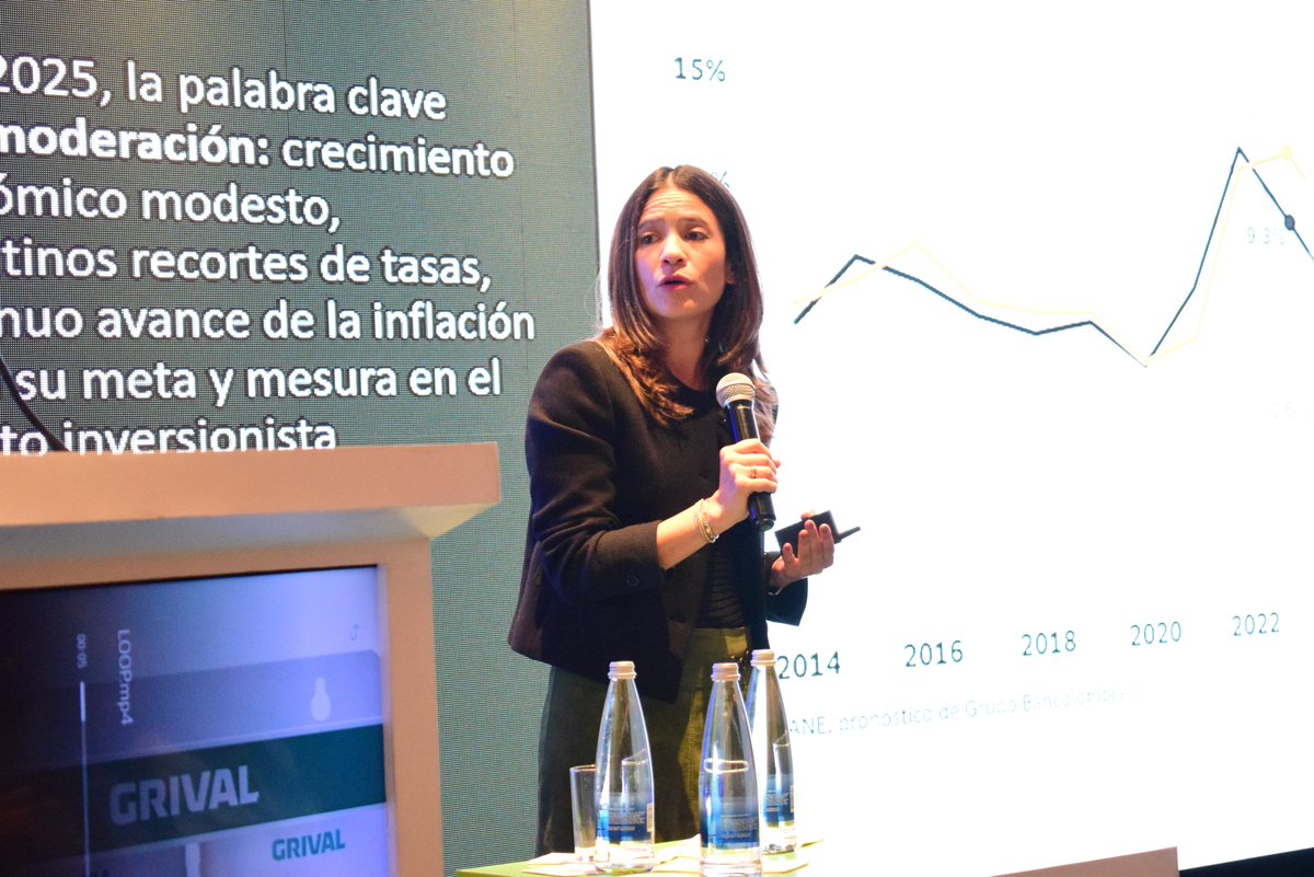 #AEstaHora <a href="/Laura_Clavijo_M/">Laura Clavijo</a>, directora de Investigaciones Económicas, Sectoriales y Mercado de <a href="/Bancolombia_Inv/">Investigaciones Bancolombia</a> da inicio al panel "Bases del crecimiento económico 2025". 

"La actividad económica en Colombia tendrá dos ritmos. Mientras el sector público pierde impulso, el sector