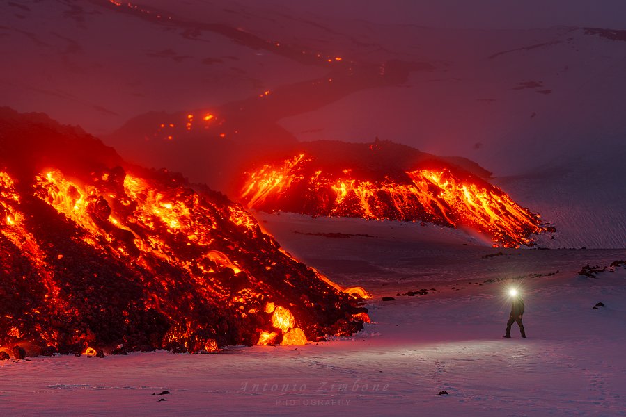 Questo è il fronte della colata attiva sull'#Etna! Si tratta di una colata di tipo AA, caratterizzata da una superficie ruvida e frastagliata formata da veri e propri blocchi di lava solidificata. Il suo spessore è di circa 9 m, come un edificio a 3 piani. Foto di Antonio Zimbone