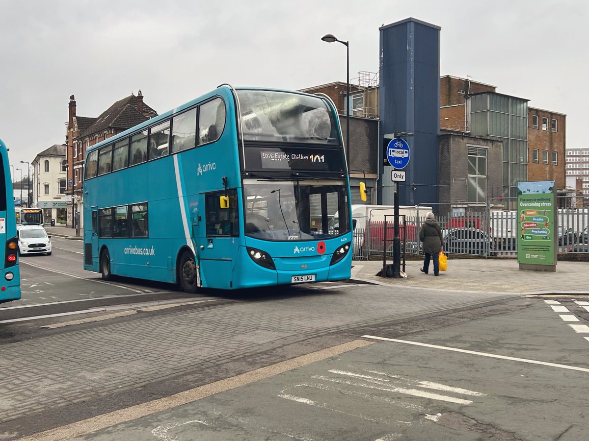 busengineer's tweet image. In favour of a new SK74 prefix MMC, straight line driver @Lewis_7592 appears in Chatham on a 101 to Gillingham in the form of E40D 6479.