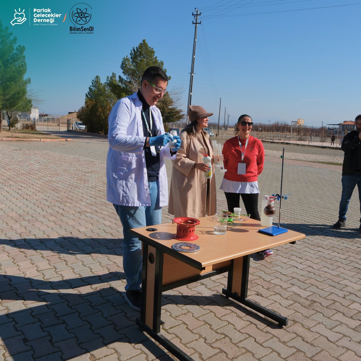 Parlak Gelecekler Derneği (@brightfuturesf) on Twitter photo 3 Şubatta Malatya Yazıhan’da ki Hamidiye İlkokul ve Ortaokulunda <a href="/bilimsenolplat1/">bilimsenolplatformu</a> kurucusu Emir Belli ile bilimsel deneylere devam ediyoruz. Çocuklarımızın ufkunu genişletmek için bir araya geldik ve çok güzel deneyimler yaşadık. 3 Şubatta Malatya Yazıhan’da ki Hamidiye İlkokul ve Ortaokulunda <a href="/bilimsenolplat1/">bilimsenolplatformu</a> kurucusu Emir Belli ile bilimsel deneylere devam ediyoruz. Çocuklarımızın ufkunu genişletmek için bir araya geldik ve çok güzel deneyimler yaşadık.