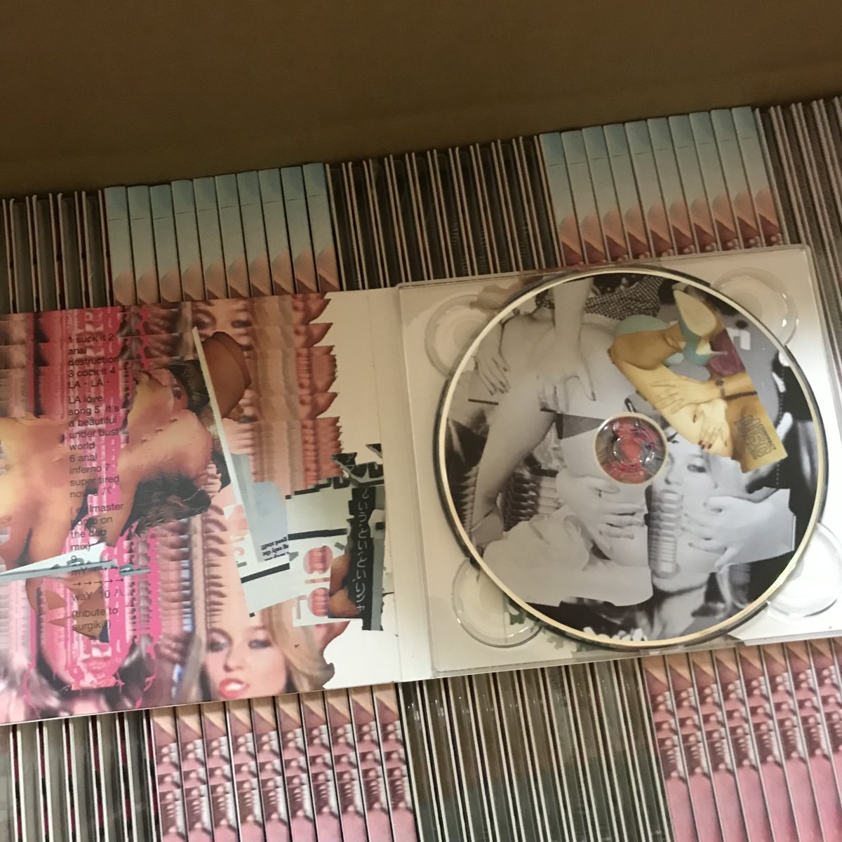 toplessdeath's tweet photo. 脳BRAIN最新作『至上の愛』リリースしました！およそ1年ほど前から45回転レコードでリリースを目論むものの、昨年末にオランダのプレス屋がまさかの倒産。腹が立ち過ぎてこのままお蔵入りしようかと思いましたが、聴いたら我ながら良かったのでCDにてリリースです！ロスアプソンにあります！ https://t.co/0a8YTdU07r
