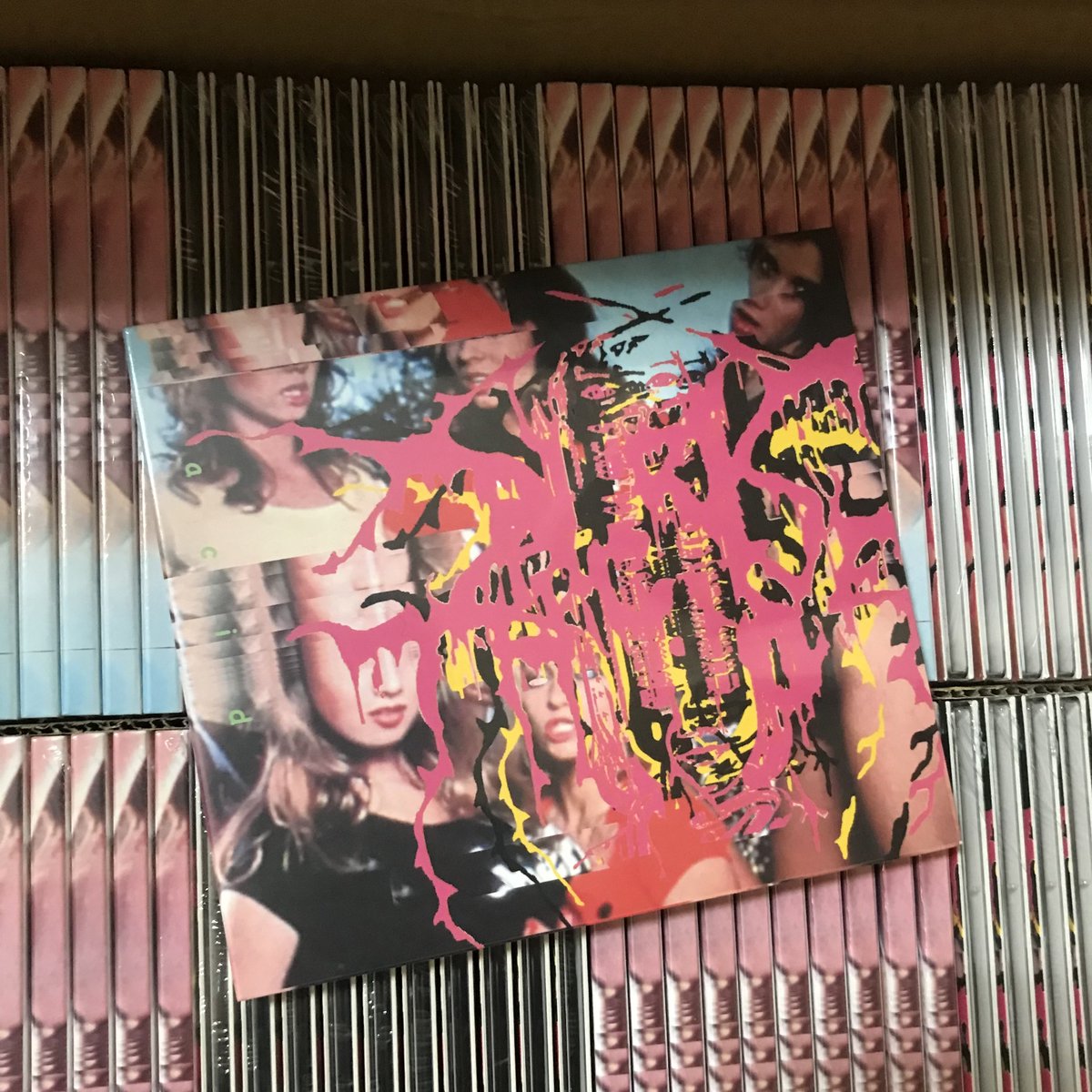 toplessdeath's tweet photo. 脳BRAIN最新作『至上の愛』リリースしました！およそ1年ほど前から45回転レコードでリリースを目論むものの、昨年末にオランダのプレス屋がまさかの倒産。腹が立ち過ぎてこのままお蔵入りしようかと思いましたが、聴いたら我ながら良かったのでCDにてリリースです！ロスアプソンにあります！ https://t.co/0a8YTdU07r