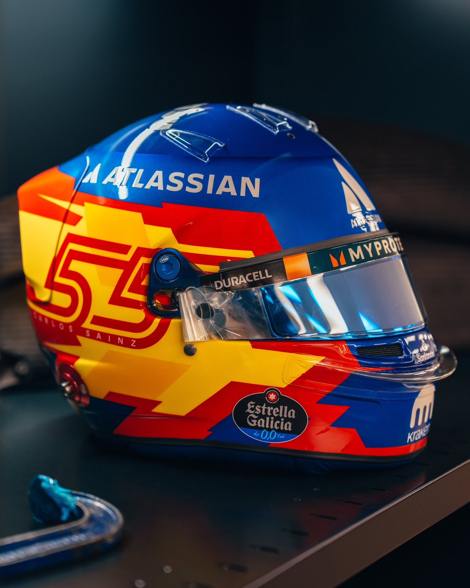 SoyMotor's tweet photo. 🚨 ¡¡El casco de Carlos Sainz para su primer año en Williams!!

👀 @Carlossainz55 se 'pasa' al azul, pero deja los colores de 🇪🇸. 

¡😍😍😍😍 Precioso 😍😍😍😍!

#F1 https://t.co/LSgRLDk3g5