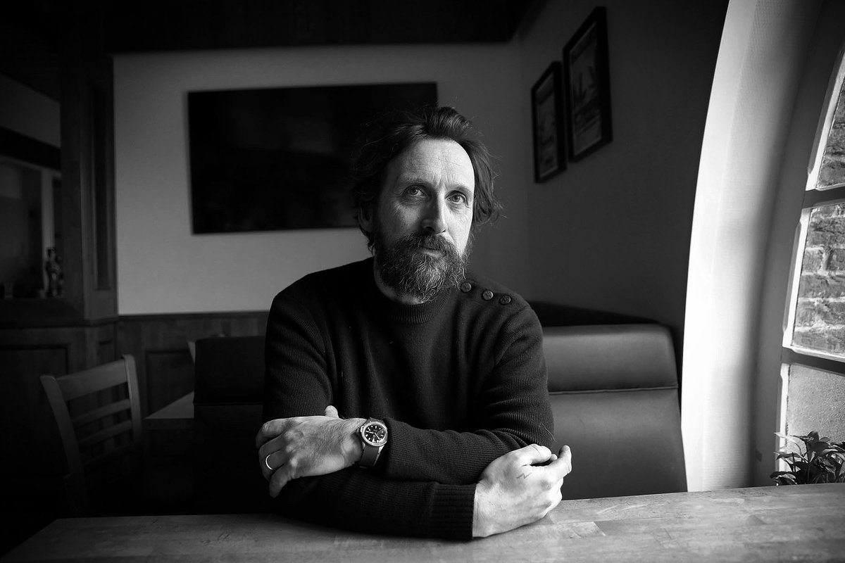 CafeLeCulturel's tweet image. Vincent a été Fivois comme moi, il est aussi dans l’#Avesnois comme moi, il fait des portraits comme moi, il anime un lieu culturel comme moi et il a une belle tignasse et c’est là que nos ressemblances s’arrêtent 😎 #LesAmisDuCulturel #Hautmont