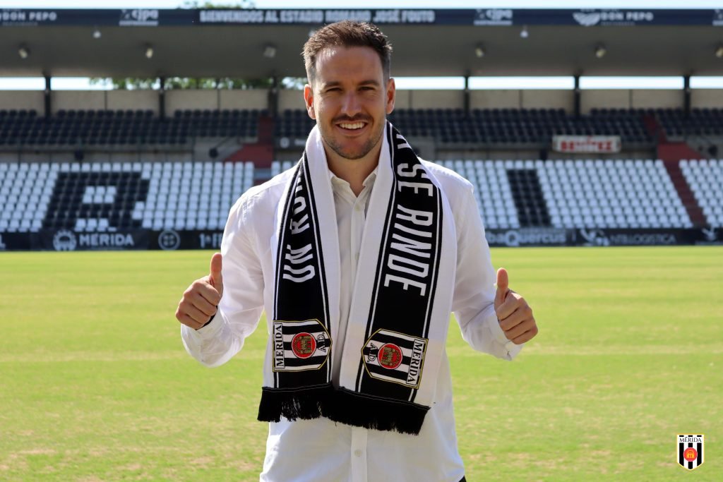 Guille Pérez (@guiperezzz) on Twitter photo Pues hoy vamos con... Sergi Guilló, entrenador del <a href="/Merida_AD/">A.D. Mérida</a> y uno de los mejores en lo suyo en lo que va de curso en Primera RFEF
Con tan solo 33 años ya lleva 2 años como entrenador, y como jugador, consiguió varios ascensos...
Así que, ¿quién es Sergi Guilló? Te lo cuento⬇️ Pues hoy vamos con... Sergi Guilló, entrenador del <a href="/Merida_AD/">A.D. Mérida</a> y uno de los mejores en lo suyo en lo que va de curso en Primera RFEF
Con tan solo 33 años ya lleva 2 años como entrenador, y como jugador, consiguió varios ascensos...
Así que, ¿quién es Sergi Guilló? Te lo cuento⬇️