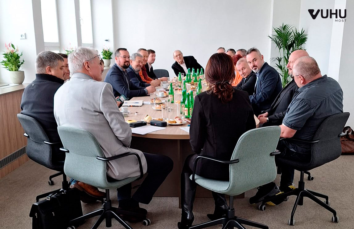 Dnes se v nás konalo jednání sekce ENERGETIKA při OHK Most. Diskutovalo se o aktuálních výzvách, vývoji a spolupráci v energetice. Nechyběli ani významní hosté, např. <a href="/NedelaRene/">Rene Nedela</a> z <a href="/mpo_tweetuje/">MPO ČR</a>.⚡🔋 
#VUHU #Energetika