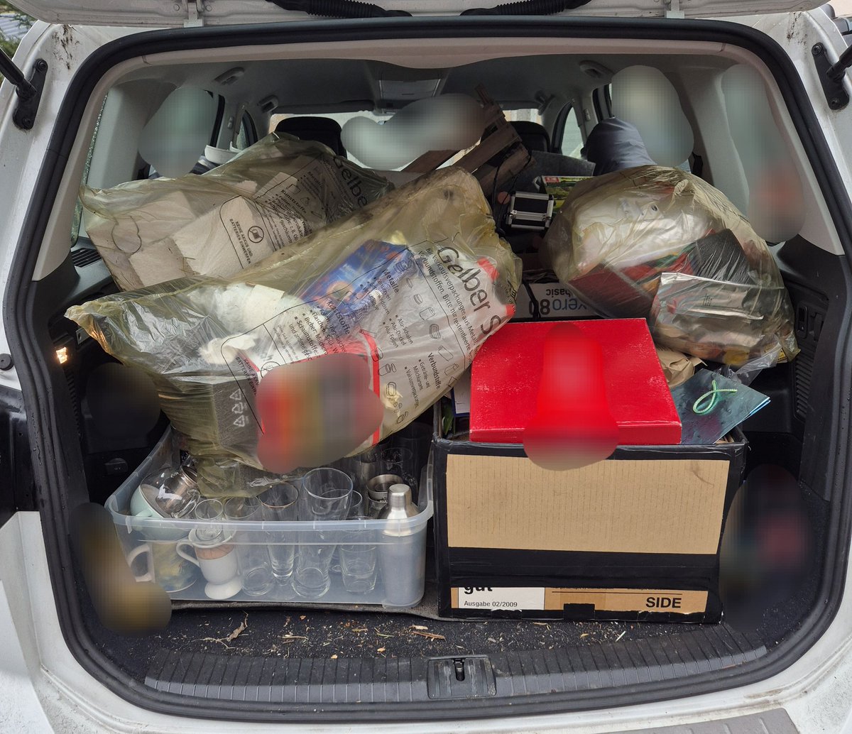 _SteadyTurtle__'s tweet image. My wife and me did more sorting out stuff. We thought that all this was valuable stuff, but when looking at the stuff through other 👀, then we decided that this was all garbage. It was NOT easy to do this. We decided together. #NoEgo #HardDecisions #BetterLife #LifeChanging