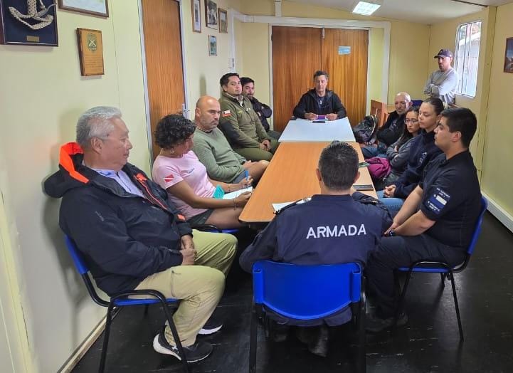DGTM_Chile's tweet photo. La Capitanía de Puerto de #JuanFernández se reunió con los operadores de turismo del Archipiélago para reforzar la seguridad y el cumplimiento de la normativa marítima vigente, promoviendo un turismo responsable en la zona.

#AutoridadMarítima
@Armada_Chile @gm_valparaiso https://t.co/r2AAt0HfNf