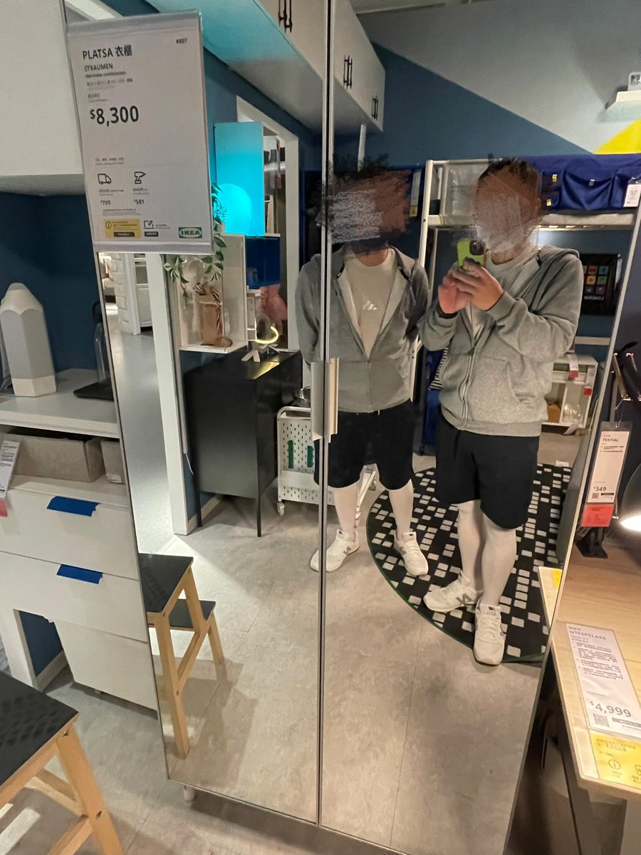 看到全身鏡一定要拍啊😁

#絲襪 #褲襪 #白褲襪 #褲襪愛好者 #男生穿褲襪 #mantyhoseinpublic #pantyhose #whitepantyhose #mantyhose #stockings #tight