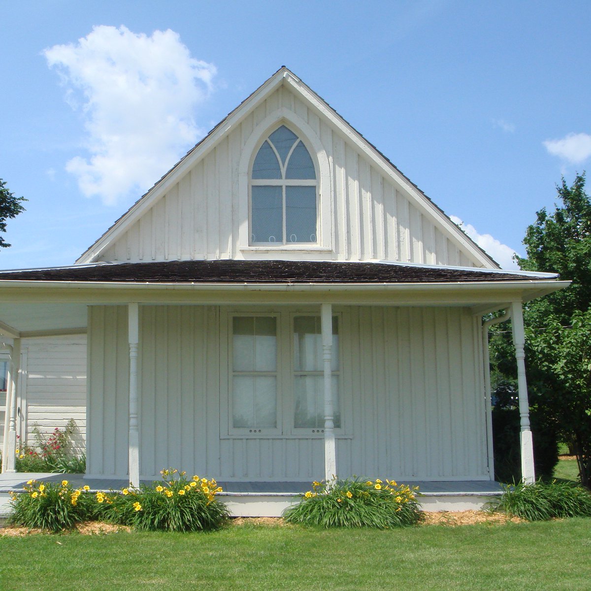 culturaltutor's tweet image. Upon returning to Iowa he saw something in a town called Eldon:
"A trim white cottage, with a trim white porch — built on severe Gothic lines. This gave me an idea. That idea was to find two people who, by their severely strait-laced characters, would fit into such a home."