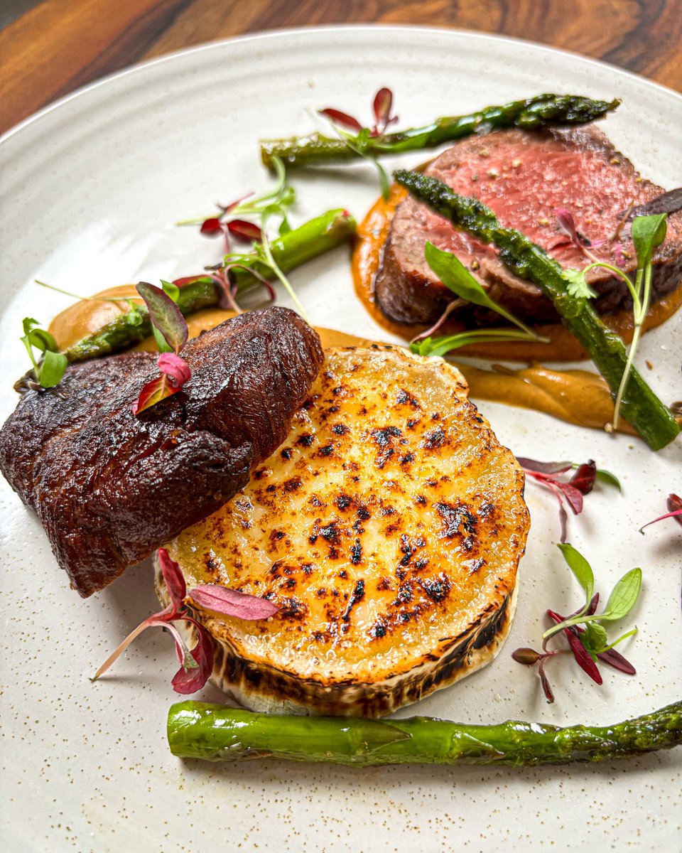 gastronomybyjon's tweet image. Fillet steak, coconut curry sauce, curried parsnip purée, goat cheese, asparagus. 🥩

#dinnerisserved #vibrantfood #freshcooking #foodspiration #ilovegoodfood #steaklovers #cardifffoodies #cameraeatsfirst #restaurantathome #privatechefservice