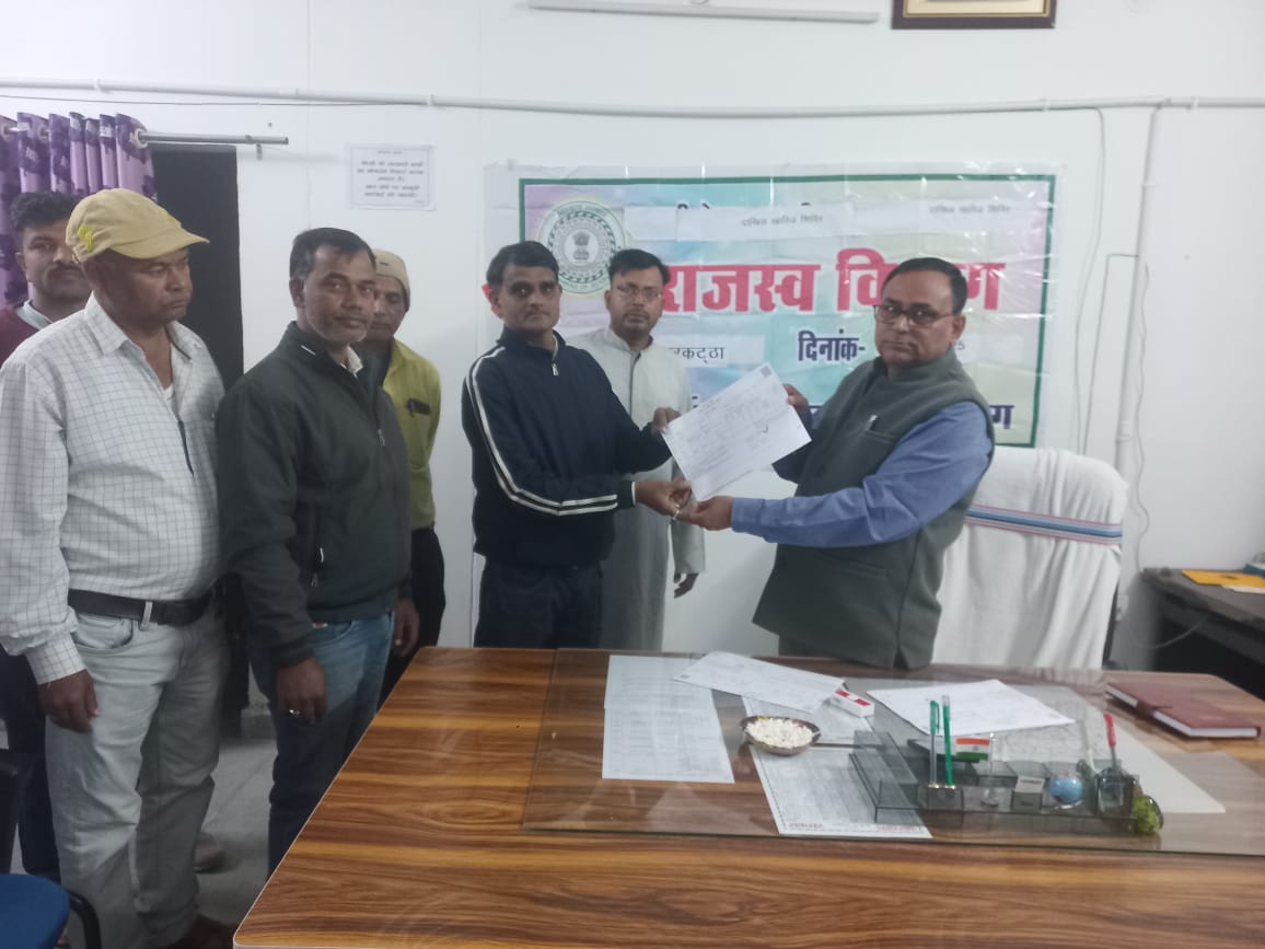 <a href="/DC_Hazaribag/">DC Hazaribag</a> <a href="/JharkhandCMO/">Office of Chief Minister, Jharkhand</a> <a href="/prdjharkhand/">IPRD Jharkhand</a> बरकट्ठा अंचल कार्यालय में लंबित दाखिल खारिज वादों के निष्पादन हेतु आज विशेष शिविर में शामिल हुआ.

बरकट्ठा अंचल में लगे शिविर में अंचलाधिकारी श्रवण कुमार झा ने आवेदकों के लंबित म्यूटेशन के मामलों का त्वरित निष्पादन करते हुए कुछ लोगों को करेक्शन स्लिप (शुद्धि पत्र) निर्गत किया गया.