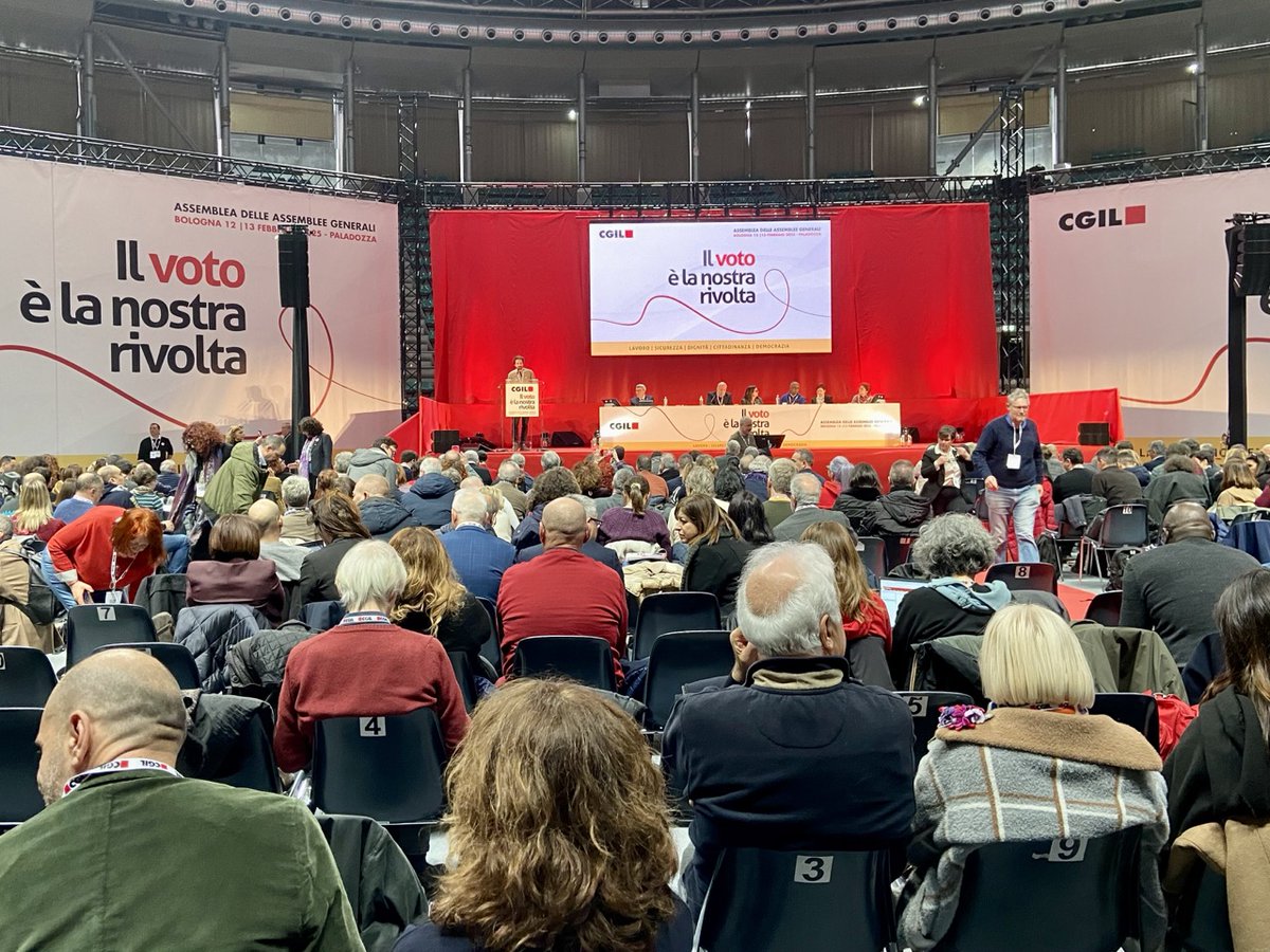fisac_cgil's tweet photo. 🟥 Perché “noi giovani” siamo sì il futuro ma anche il presente. Questo referendum è l’occasione. Al lavoro e alla lotta.
📌  Omar, giovane RSA in Unipol Assistance Contact center del Gruppo Unipol a Torino, dal palco dell’Assemblea #IlVotoÈLaNostraRivolta

#NelSegnoDeiDiritti https://t.co/rQWvMIrRDp