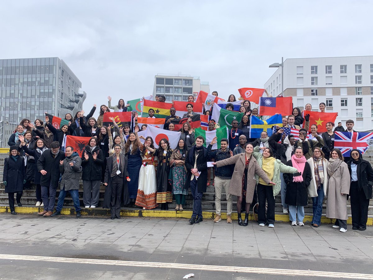 Lancement du 🌍 CY Model United Nations avec la participation de plusieurs étudiants en droit. Les délégations représentées ont été mises à l’honneur au milieu de leurs drapeaux sur la passerelle Maryse Condé