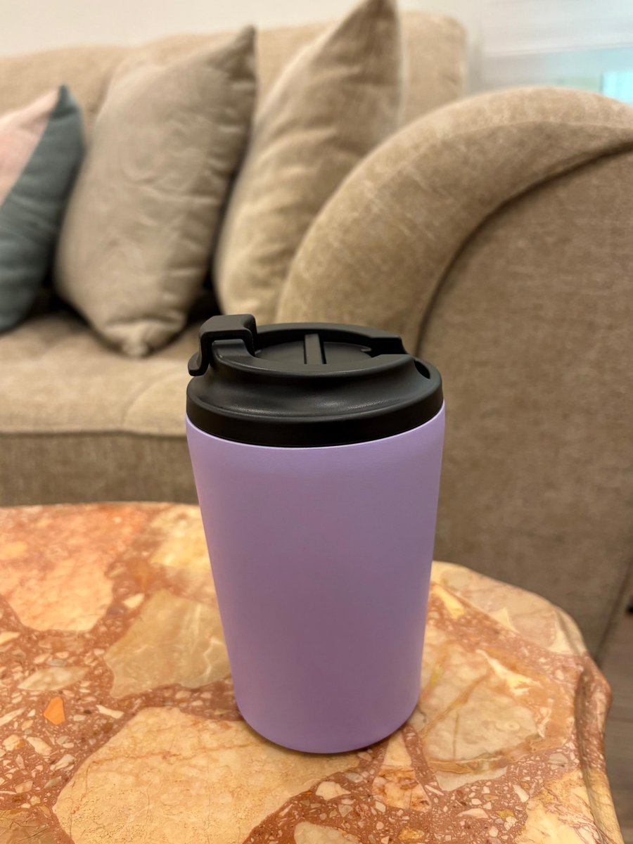 بماذا يُفسّر هوس بعض الشباب والفتيات لامتلاك كوب Mug لونه بنفسجي أو وردي بحيث يصفون طابور بالساعات لشرائه، ما الذي يحدث لشبابنا!، علمت أن البعض يمتلكه لأجل بيعه بسعر أعلى كتجارة، لكن ماذا عن البقية، هل يستحق أن أقتطع من وقتي الثمين لأقف لساعتين أو ثلاثة لشراء كوب! فكّر قبل أن