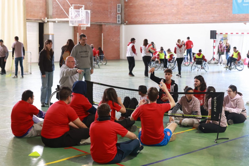 🙌Al voltant de cent estudiants amb diversitat funcional i intel·lectual de programes d’universitats dels Països Catalans practiquen esports adaptats a l’Anella Mediterrània. Un esdeveniment que acull la #URV i que promou la inclusió a través de l’esport.