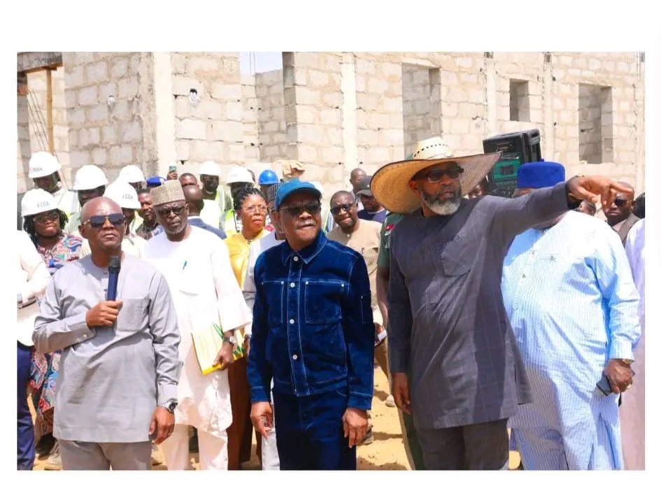 kapital929's tweet image. In continuation of his routine inspection, the Minister of FCT, Nyesom Wike has given his assurance to compensate legal owners of structures affected by ongoing road projects in Gishiri and other areas.

kapitalfm.gov.ng
2face/2baba/Evetton/Headies/#CallMeTonight