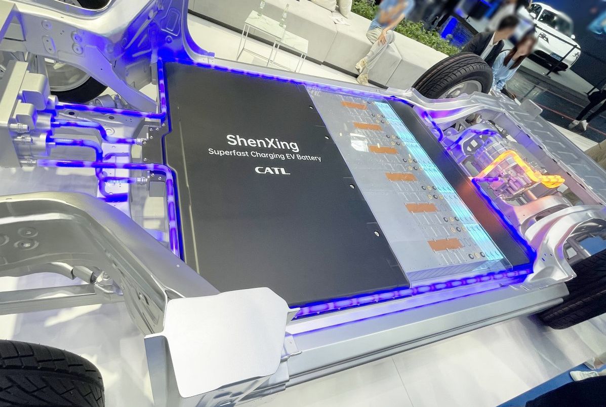 ElectriCarDaily's tweet photo. 📊 LFP batteries are taking over!

⚡ China produced 548.4 GWh of EV batteries in 2024, with LFP’s share reaching 74.6% for the year.
⚡ In December 2024, LFP accounted for 80.9% of monthly battery output.
🔍 Why is LFP dominating?
🔹 Lower cost—perfect for affordable EVs under €30,000
�� Western automakers are switching to LFP for standard-range models
🔹 Tough times for Japanese & Korean battery giants as NMC/NCA demand shrinks
⚙️ Next-gen LFP solutions are closing the energy density gap with NMC/NCA batteries and offering much faster charging speeds.

💡 Tesla & Hyundai are developing their own LFP battery cells, with Tesla reportedly enhancing LFP chemistry by adding small amounts of NMC/NCA material, improving both battery lifespan and energy density! ⚡🚗