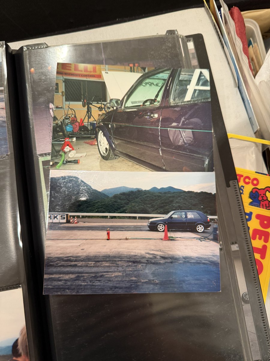 chkmna's tweet photo. 7-8年ぶりくらいに
中澤コレクション中澤さんと話す機会がありました。本当にクルマ好き、VW博士だなぁと改めて思いました。
3万円のゴルフ2の3枚ドアから始まったVWライフ。A2VR6と中澤さんの博士的マニアックぶりで僕のクルマ好きは加速したなぁ。と、思い出しながらヨギボーでゴロゴロする木曜日。 https://t.co/U3kPF1MuUV